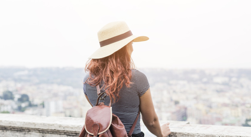 Femme touriste regardant la ville